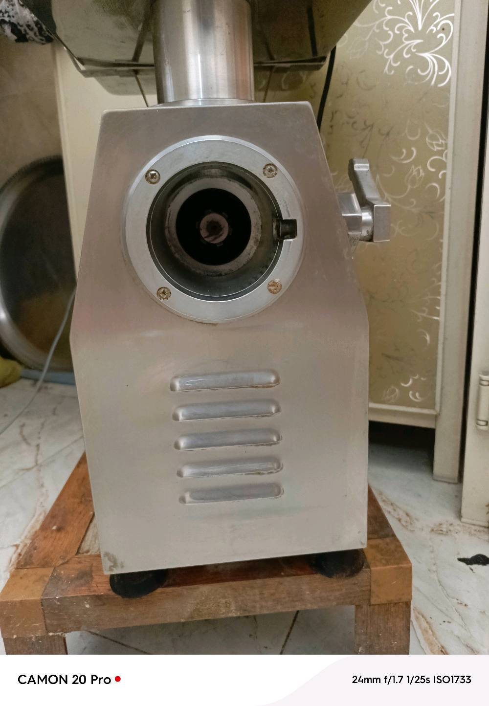 ـ مفرمة  تجارية وصناعية (طراز TK-32)،
هلا بيك، المفرمة TK-32 شكد عليها استخدام تقريباً؟ وبيها أي عطل أو صوت/رجّة؟: 
مابيه ايشي وابد ما داخله صيانه 
تشتغل على شنو بالضبط: 220 لو 380 فولت؟ وهل هي كاملة مع السكاكين/اللولب/الملحقات لو ناقص شي؟: 
كامله 
شنو حالتها من الداخل والخارج: نظيفة ومجربة، لو بيها تصليح بسيط أو قطع مستهلكة؟: 
مابيه شي 
وين موقعك بالضبط؟ وهل متوفر فحص وتشغيل بالمكان قبل الشراء؟: 
نعم مكاني بغداد قرية الانتصار 
السعر شكد تريد بيها؟ وهل تقبلون التفاوض لو السعر نهائي؟: 
35000 وبيه مجال 