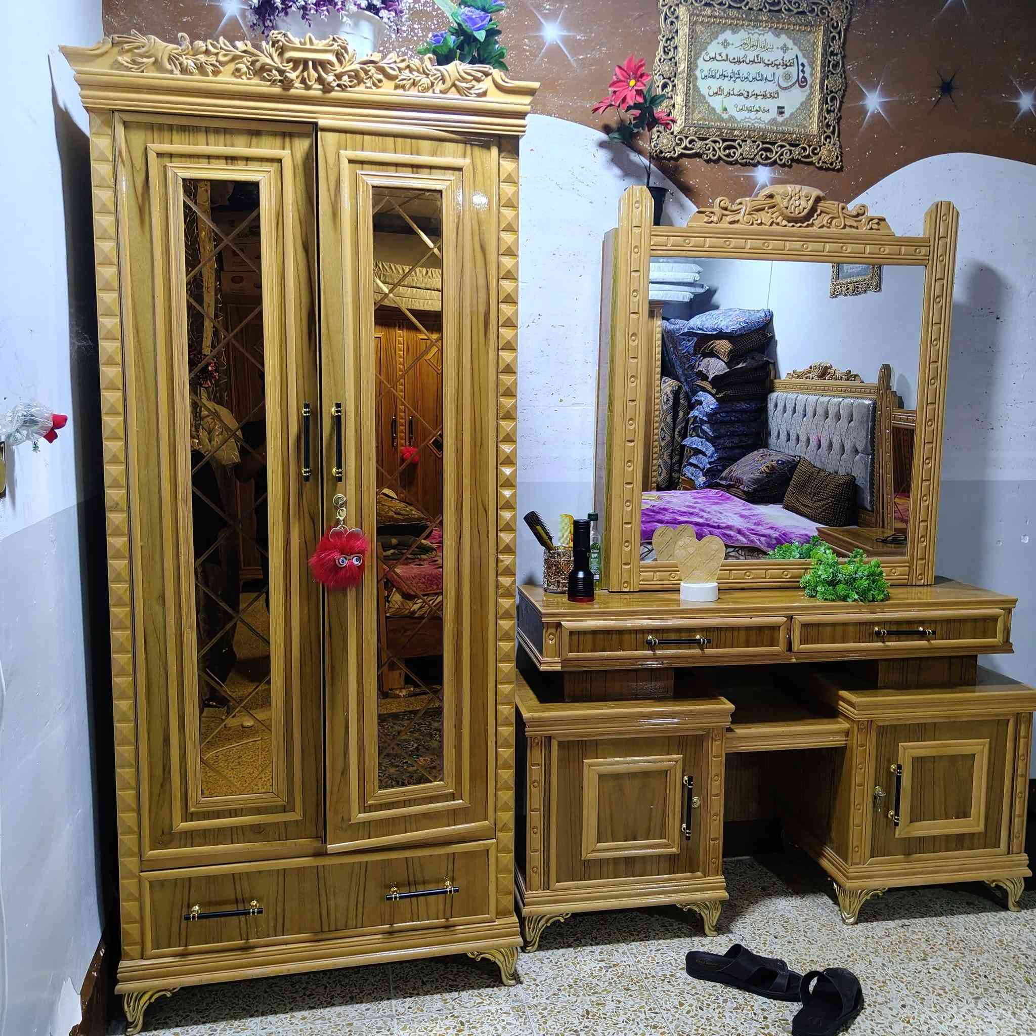 السلام عليكم   
غرفه اخشاب للبيع خشب عراقي تفصيل تركي جديده ما مستخدمه طالب عليها (مليون 600) وبيها مجال  الاتصال عل رقم ***********
