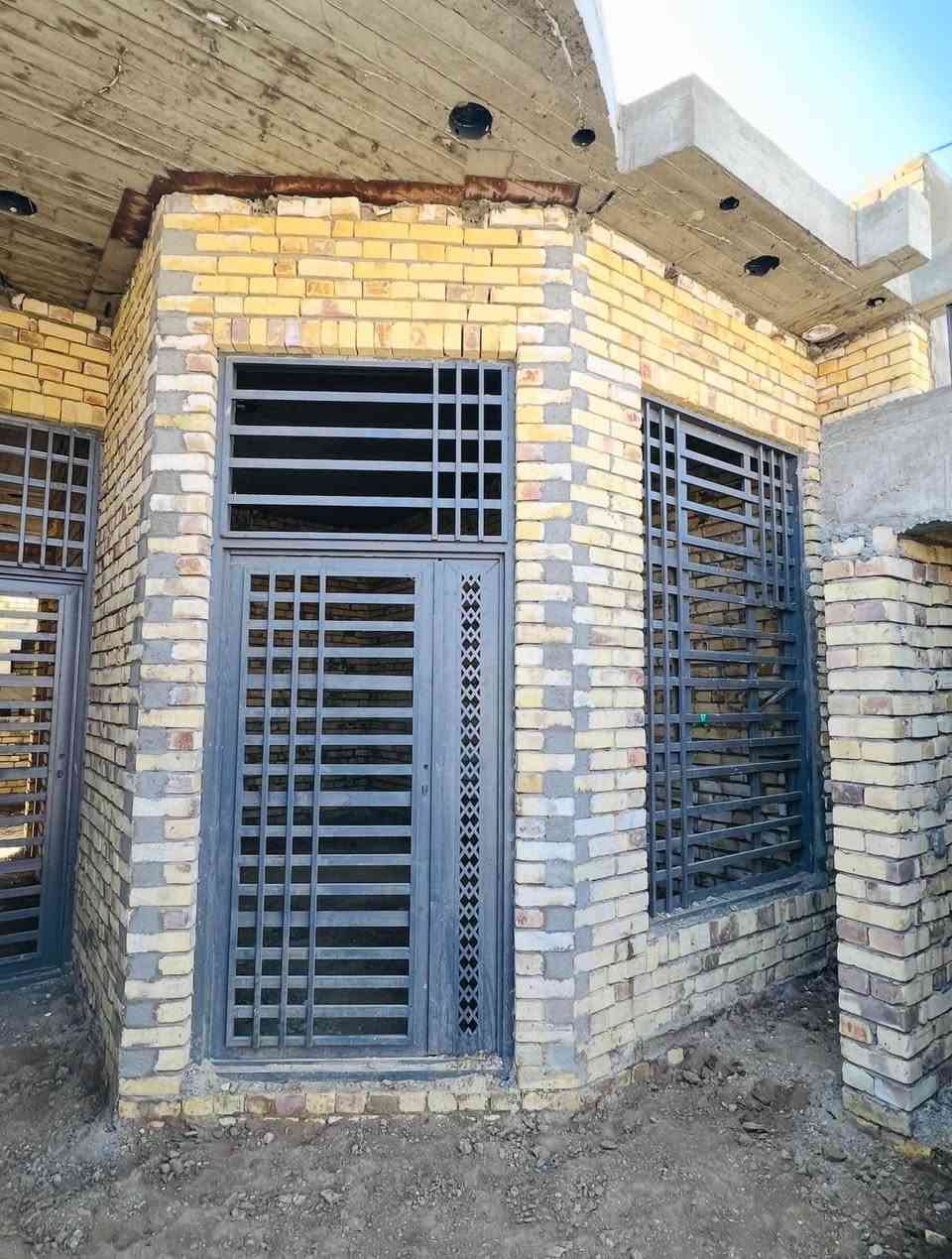 هيكل مسقف للبيع المساحة 100 متر(٢٠x٥)بناء درجة اولى 
منطقة حي المهندسين طريق بغداد يقع البيت على شارع رئيسي 30 متر موقع تجاري قرب جامعة ميسان كلية الهندسة مقابل جامعة الإمام الكاظم طابو زراعي ٢٥ داخلة ضمن التخطيط العمراني للمدن خدمات المنطقة كاملة تبليط ماء مجاري كهرباء للستفسار لاتصال على الأرقام 
***********
***********
