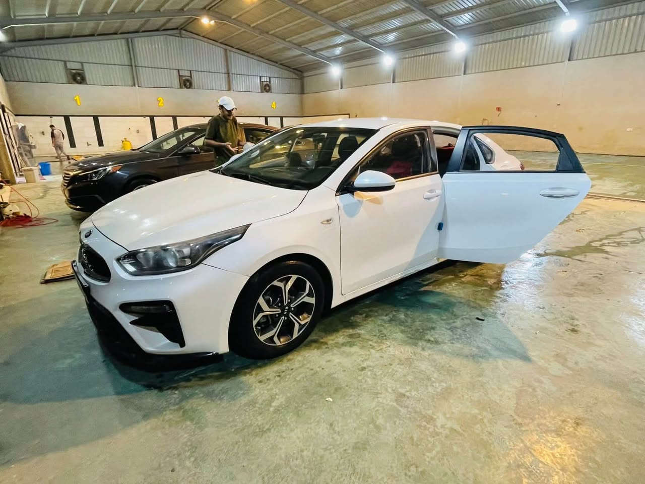 السلام عليكم
سيراتو k3 خليجية للبيع موديل 2020 
السيارة بيه جاملغ وبنيد مرشوشة اثر بطش 
وبيه طخة من جوة باللغد 
سيارة جديدة جدا وحلوة وناعمة كاملة بدون اي نواقص 
وسعرها مناسب 
رقم بغداد باسمي 
السعر 110 قابل للتفاوض 
***********
