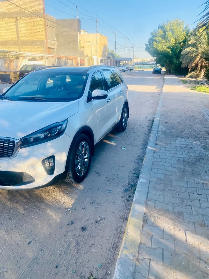 السلام عليكم للبيع سورنتو خليجي  موديل 2018 بغداد مكفولة من الصبغ والضربه عدا باب السايق مبدلة باب وكالة شرط مامبين كير مكينة شرط كفالة السيارة ماعايزه كلشي  السيارة فول موصفات للاخير شنو الي يعجبك بيها السعر ب200 وبيها مجال بسيط الشراي يتصل *********** واتساب موجود
