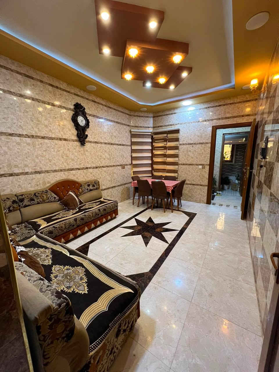 بيت للبيع السعر ٢١٥ وبي مجال 🏠
🔴في حي الملايين الاولى قرب جامع الصواف.

بناء حديث ٢٠٢٠

🔴مساحة البيت ٢٨٠متر 

زراعي ملك صرف بستان كرت بلدية 

🔴البيت طابقين واجهة حلان 
يحتوي على غرف نوم عدد ٦ (وغرفة سويت)+ غرفة معيشة + استقبال ومطبخ وصحيات بالطابقين

🔴مناور عدد ٣ + كراج واسع + تواليت وحمام خارجي مشترك

+سطح ناصي وعالي

للاستفسار مراسلة الصفحة او الاتصال على الارقام:-

***********

***********
