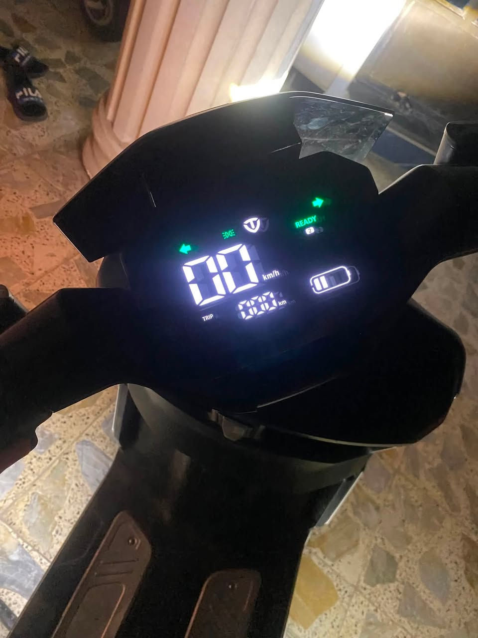 سلام عليكم 🛵 سكوتر كهربائي TAILG (ريان - RAYAN) للبيع
 النوع والماركة: TAILG (تيلج) متانة ورصانة معروفة.
 اللون: فضي (سلفري) مميز.
 النظافة: 70% (نظيفة، كهربائيات كلها شغالة، وجاهزة للركوب مباشرة).
 الأداء: تمشي 30 كيلو وبعدها تبدأ تضعف عزمها حتى تنبهك تشحنها.
 المواصفات والكهربائيات:
 شاشة رقمية (ديجيتال) تعرض السرعة ومستوى البطارية.
 لايتات أمامية LED قوية جداً + ستوب خلفي حديث وشريط إضاءة جانبي.
 كوشن عريض ومريح مع مسند ظهر خلفي للراكب.
 أرضية واسعة للأقدام مع قواعد ألمنيوم.
 إطارات CST الأصلية بحالة جيدة.
 السعر: 750 ألف دينار عراقي (وبيها مجال للشراي)
 العنوان: بغداد - الشعلة
 رقم التواصل / واتساب: ***********
