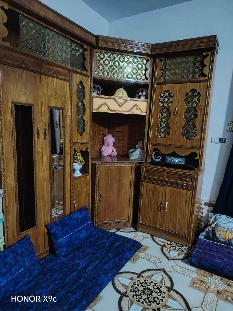 غرفة نوم للبيع استفسار اتصل على الرقم *********** مكلف بنشر

نص مكتوب في الصور:
- HONOR X9c