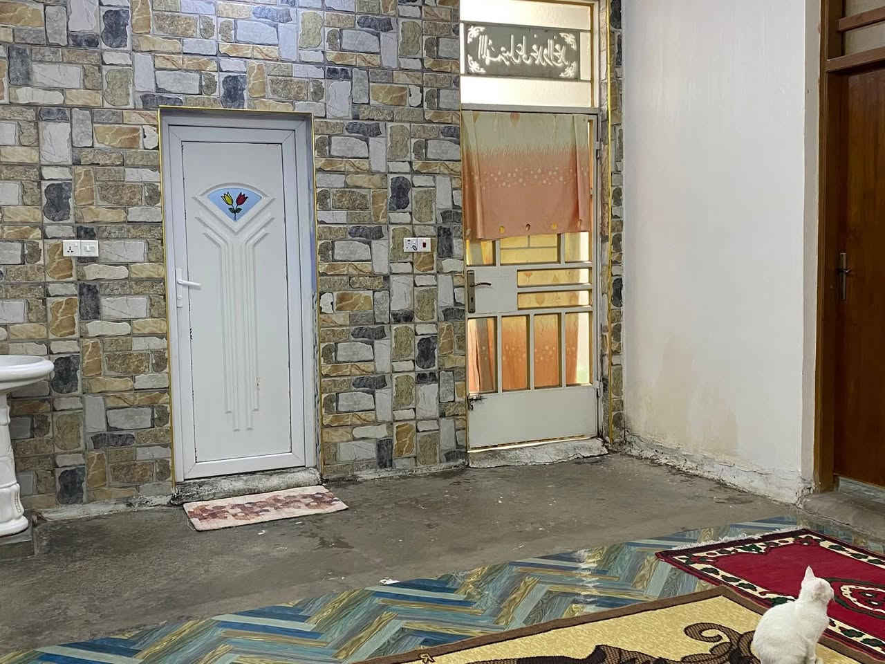 السلام وعليكم الدار للبيع
مساحه 260م

يحتوي ع3 غرف 

حمام خارج داخل 

الموقع خلف مطعم الموسوي

للاستفسار ***********
