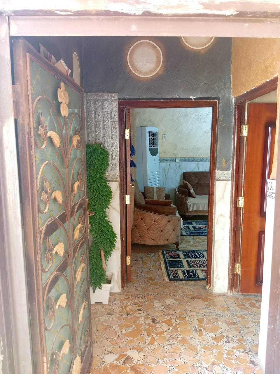 دار سكنية للبيع ملك طابو صرف المساحة ١٥٠ متر مع تشجير ٢٠٠ متر مع مشتمل قاط ونص ٣ غرف نوم مع حمام ومطبخ وحمام خارجي السعر ١٥٠ مليون للاستفسار الاتصال بالرقم ***********
