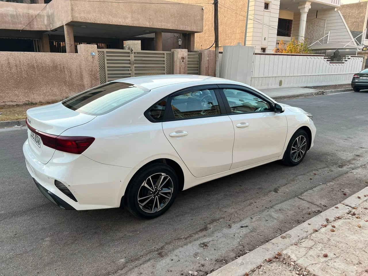 سلام عليكم عندي سيراتو 2024 نص مواصفات مكفوله من الصبغ والتبديل والفتح عدا مذكور بالفديو  المواصفات لدا امامي مكينه 2000 تحكم ستيرن حساس خلفي رقم بغداد باسمي رايده 162 وبيه مجال رقمي *********** مكاني بغداد حي الجامعه
