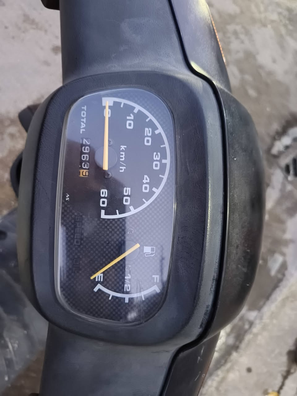 السلام عليكم عدي دراجه بطه 2003 صار٣ ايام من نزلته  من رنبه دراجه كفاله عامه ما عد ل شخوط الي با كفر المامي  مال حاويه دراجه شعله و معدل  سعر 750  المكان بغداد رقم ***********
