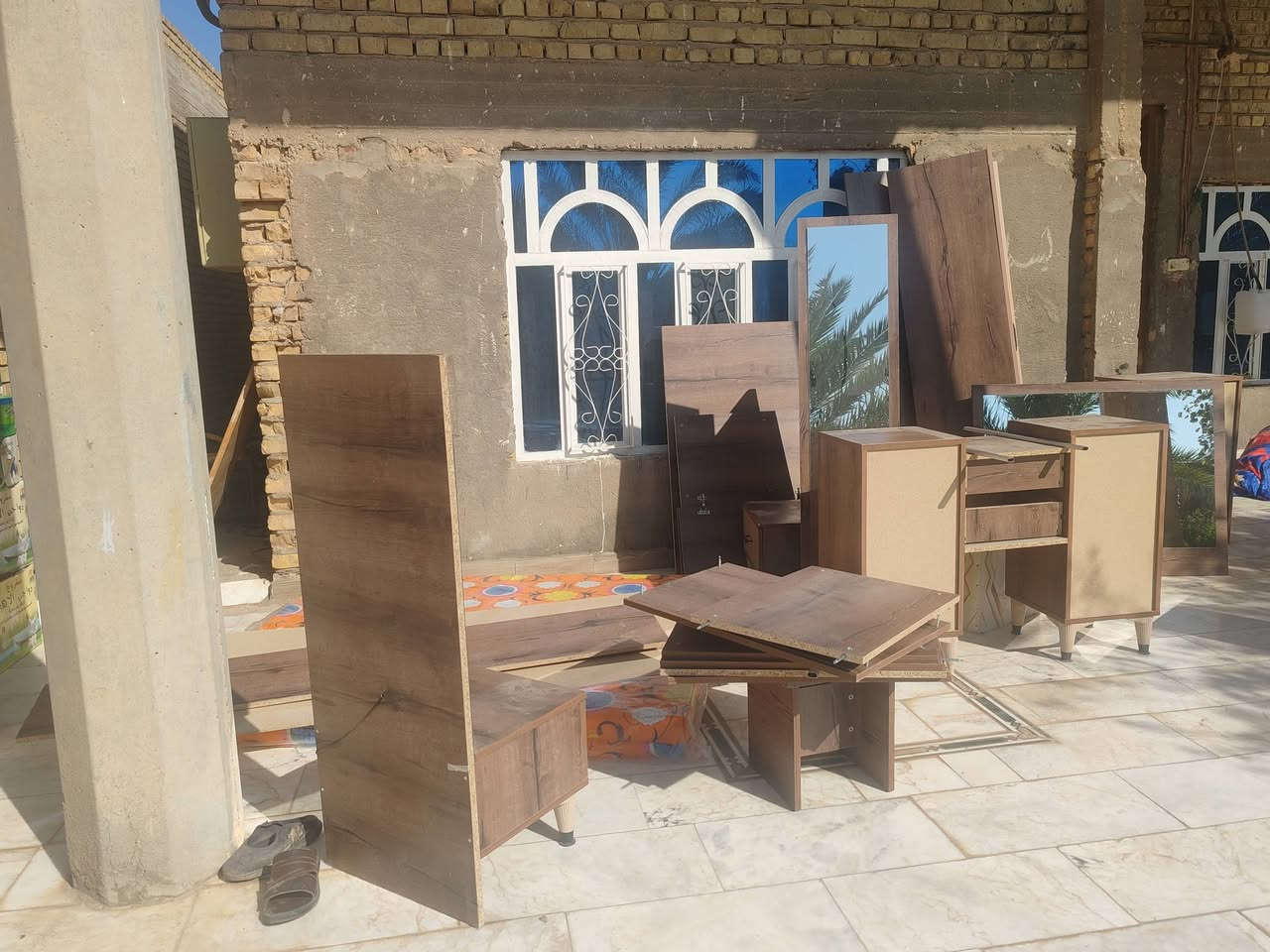 السلام عليكم غرفة جاهزه  للبيع تركيه  استعمال قليل مال بيت نظيفه جدا كامل ملحقاتها مفككه وجاهزه  بيع مستعجل 900  وبيها مجال مكاني الشطره ...***********

نص مكتوب في الصور:
- KANU YATAK ODASI