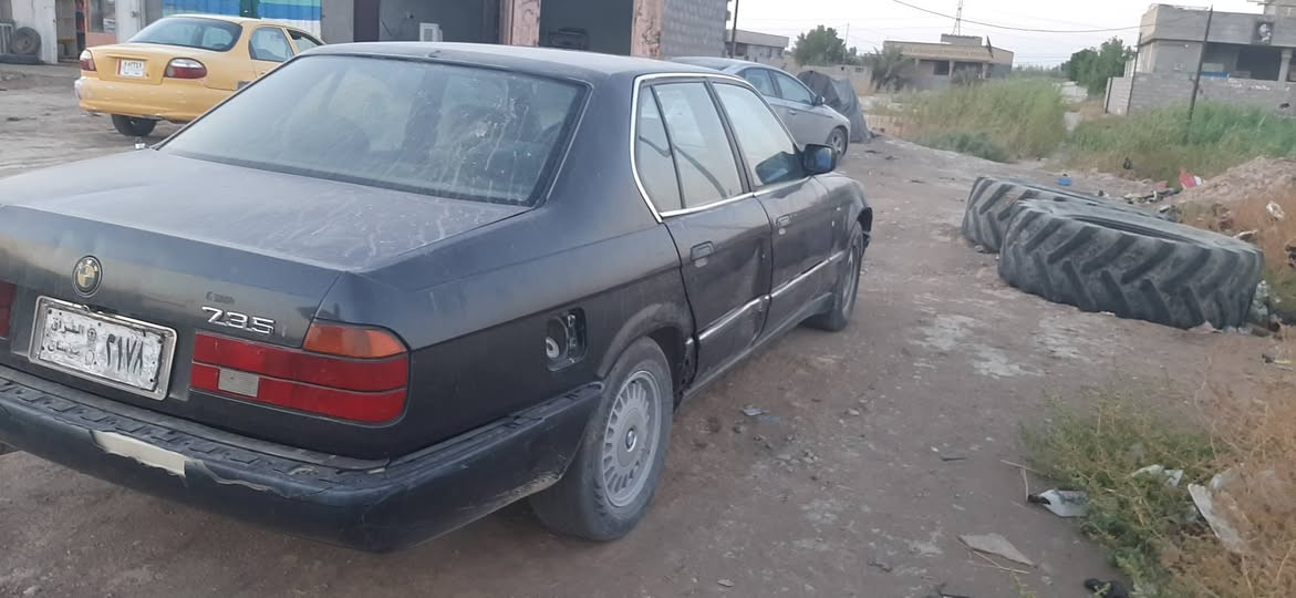 1موديل 92
2مكينه 30 مسكر دبل فانوص
3 سياره مال تعمير
4كير و مكينه. بل جيس  كير عادي 
5دواخله تعبانه 
6سنويه صاقطه ورقم صدامي 
7سياره باسمي
 8كرهبايات كله شغاله 
9السعر 25 وبيها مجال سياره عظمتها حلوه@
10 رقم الهاتف / ***********
