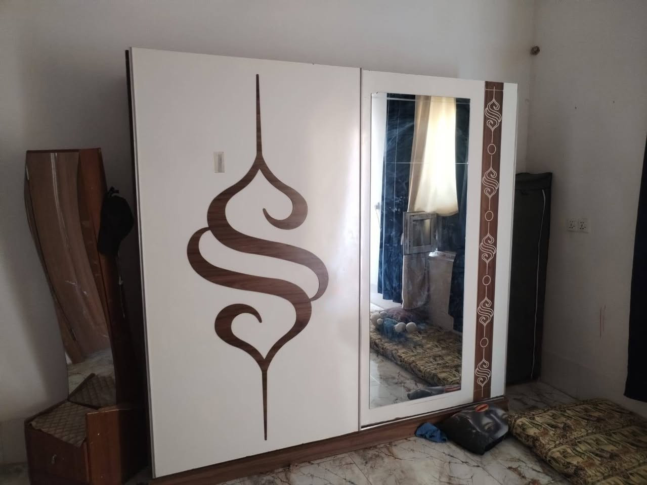 السلام عليكم عندي هاذ كنتور عدد٢ وجربايه اطفال ومبرده  وميز تواليت للبيع مستعجل عليهن مكاني تكريت ***********

