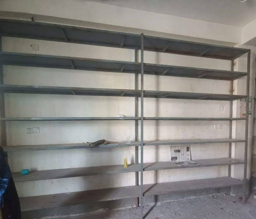 للبيـع: رفوف حديد ثقيل ودرجه اولى
• الارتفاع: 2.80 متر 
• الطول: 2.80 متر وعرض المصطبه 20سم
 الرفوف بحالة ممتازة وجاهزة للاستخدام الفوري  المكان كربلاء حي العسكري ***********
