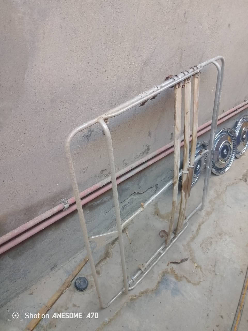 ***********

نص مكتوب في الصور:
- Shot on AWESOME A70