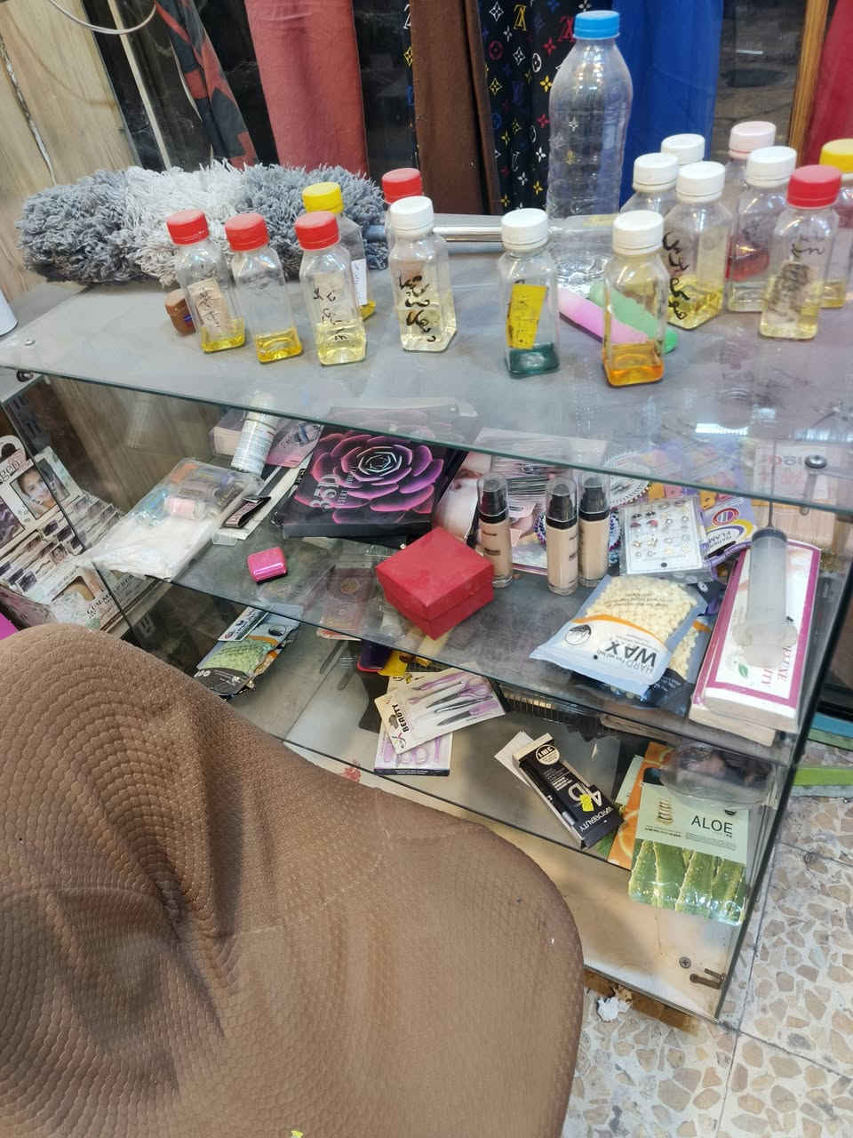 السلام عليكم
غراض محل كوزمتك للبيع مع فاترينه عدد 2 
مع سبلت واحد طن 
السعر 
مليون ونص وبيه مجال 
المكان الزعفرانية 
***********
