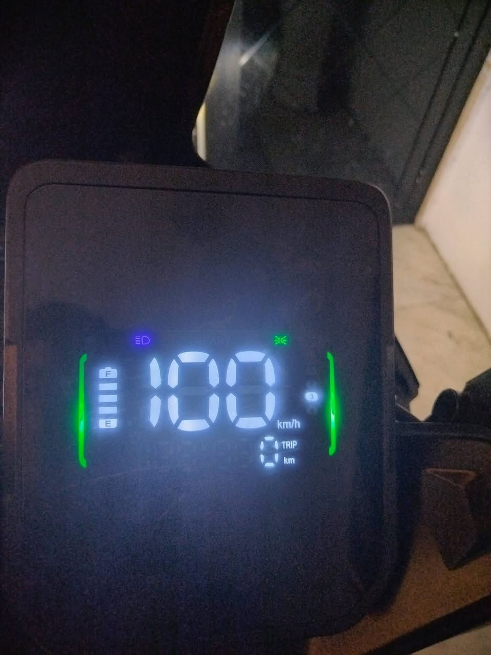 ⚡ للبيع: دراجة مؤيد طيارة 3000W (سوبر كرافين) – بحالة الجديد ⚡
دراجة وحش الشارع، مواصفات ثقيلة وبحالة الجاهز بدون أي نقص!
​المحرك والسرعة: 3000 Watt عزم وقوة جبارة (تعدي الـ 100 كم/س بسرعة الشاشة).
​المنظومة والبطاريات: 72V متكاملة مع 6 بطاريات كرافين أصلية سعة 45A (حجم كبير - مدى مسافة ممتاز بالشحنة الواحدة).
​المميزات والإضافات:
​نظام مثبت سرعة (Cruise Control) للمشاوير الطويلة.
​نظام مانع تزحلق لأمان عالي بالقيادة.
​دخول وتشغيل عبر كارت NFC وبصمات وسويجات أصلية.
​تربط على تطبيق الموبايل الرسمي لمتابعة الحالة.
​إشارات، لايت عالي/ناصي، ونظام سرعات (نمرات) متوازن وسلس.
كلش نضيفة الدراجة 
بيها شلعة قوية 
توصل من ٦٠ كيلو لل٨٠ حسب الوزن وهاي الامور  
بيها درع + جنطه واسعه + جنطه خلفية 
​شكل وأداء بحالة الجديد 100\% ومكفولة من كلشي.
​السعر: 950 ألف دينار (قفل غير قابل للتفاوض)
​الموقع: بغداد / الدورة - حي دجلة
​رقم التواصل: ***********
​💡 ملاحظة: الدراجة للبيع المباشر وسعرها قفل، الرجاء الاتصال للصاملين فقط.
