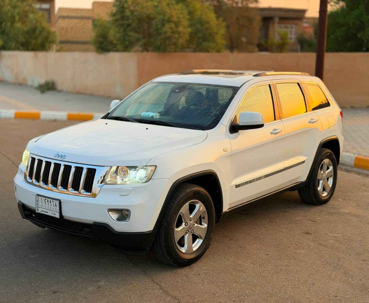 جيب كراند لاريدو 2013 خليجي
رقم بغداد 
سيارة جديدة
محرك وكير (شرط بلاد)
ماشية 150 الف كم (حقيقي)
سيارة كفالة عامه
محرك 6 سلندر
شخط يم قبق البنزين جداً بسيط 
المواصفات:
بصمة تشغيل
بصمة ابواب
قطعتين تبريد
كشنات جلد 
كشنات كهرباء الاماميه
تحكم ستيرن جهتين
شاشة تاب + كاميرا دوارة
منظومة زنون
نظام ايكو 
زراك لايت
سونار مرفق 
كوت قضاء الحي 
***********
