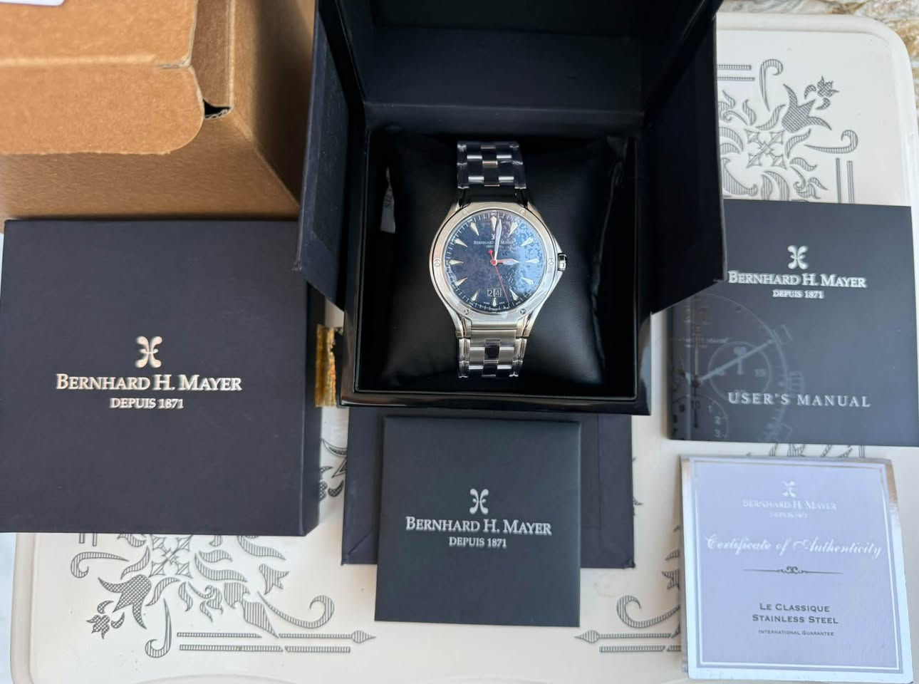🔸برنارد اج ماير // Bernhard H.mayer 
🔸سويسري أصلي 🇨🇭 
🔹الموديل Le Classique Stainless Steel
🔹كوارتز (Quartz) بطارية
🔹قطر الساعه 42 مم
🔹المينا أزرق داكن أنيق
🔹الزجاج Sapphire Crystal مقاوم للخدش
🔹ستانلس ستيل بالكامل 
🔹التاريخ عند الساعة 6
🔹مقاومة الماء (10ATM) 100متر
✅ كاملة المرفقات جديد لوك شمع غير مستخدم

📞 للتواصل ماسنجر او ***********
