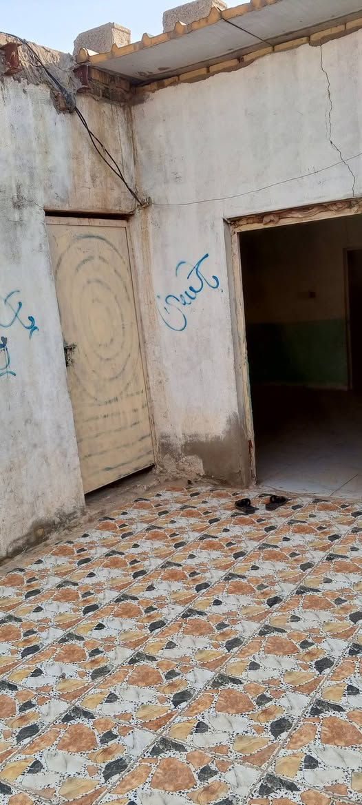 صباح الخير بيت للبيع مساحته 180متر غرفتين وصاله واستقبال وصحيات السقف سندويج مجاري وماء وقريب كلش عالسايدين والصب واصله وهذا رقم صاحب البيت ***********
