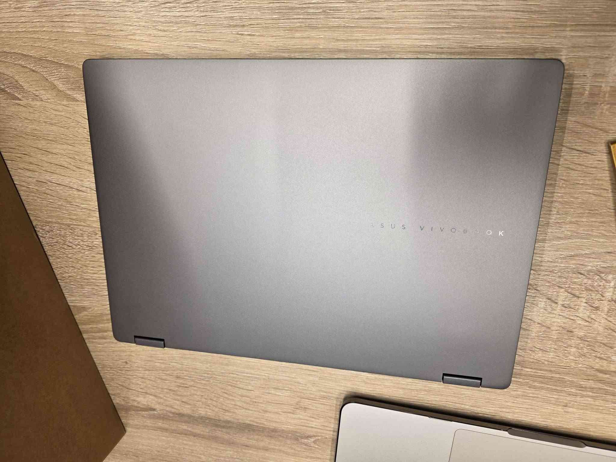 کوردی- عربي

لاپتۆپی ناوازەی ASUS Vivobook 14 Flip (Touch & 360°) بۆ فرۆشتن! 😍 

ئەگەر بەدوای لابتۆپێکی هێندە بەهێز، شاشە نایاب و مۆدێرندا دەگەڕێیت، ئەم دەرفەتە لەدەست مەدە. بە خاوێنی زۆر بەرز (زۆر لە ئاکتیڤ نوێ دەچێت). 

🔹 تایبەتمەندییەکان (Specifications):
• پڕۆسێسەر (Processor): Intel Ultra 7 256V — نەوەی نوێی پڕۆسێسەرەکانی ئینتێل بە خێراییەکی بێخەوش و ژیری دەستکرد (AI).
• گرافیک کارت (Graphics): Intel Arc 140V Graphics — هێزێکی گرافیکی بێوێنە کە هاوتای کارتە دەرەکییەکان کار دەکات؛ گونجاوە بۆ مۆنتاژ، دیزاین و تەنانەت مێتا گیمینگ بە بەرزترین کارایی و کەمترین بەکاربردنی وزە.
• میمۆری (RAM): 16GB DDR5 — خێراترین جۆری ڕام بۆ ڕاپەڕاندنی چەندین کاری قورس پێکەوە.
• هارد (Storage): 512GB NVMe SSD — خێراییەکی بێسنوور لە گواستنەوەی داتا و داگیرسانی سیستەم.
• شاشە (Screen): 14" OLED Touch (360 Degree) — شاشەی ئۆلێدی ئێج دی بە ڕەنگی ڕاستەقینە و زەق، لەگەڵ تایبەتمەندی لەمس (تاچ) کە ٣٦٠ پلە دەسوڕێتەوە و دەبێت بە تابلێت. 

🔹 دۆخی ئامێرەکە (Condition):
• زۆر زۆر پاک و بێ کێشە (In very good condition).
• تەندروستی باتری (Battery Health): 94% (بەرگەی چەندین کاتژمێر کارکردن دەگرێت).
• لەگەڵ کارتۆن و شەحنکەرەوەی ئەسڵی خۆی (With Box & Charger). 

💵 نرخ (Price): 1,250,000 دیناری عێراقی 

عربي 
لابتوب راقي ASUS Vivobook 14 Flip (لمس يفتر 360 درجة) للبيع! 🔥 

لأصحاب الذوق الرفيع والشغل الثقيل، متوفر جهاز بمواصفات خارقة ونظافة شبه جديد (بحالة ممتازة جداً). 

🔹 المواصفات (Specifications):
• المعالج (Processor): Intel Ultra 7 256V — الجيل الأحدث من إنتل، سرعة فائقة مع دعم كامل للذكاء الاصطناعي.
• كارت الشاشة (Graphics): Intel Arc 140V — كارت شاشة جبار يقدّم أداء رسومي عالي جداً ينافس الكروت المنفصلة، ممتاز لأعمال المونتاج، التصميم الهندسي، والألعاب، ويتميز باستهلاك طاقة منخفض وحرارة مستقرة.
• الذاكرة (RAM): 16GB DDR5 — أسرع رام متوفر بالسوق يضمن الكلاسة التامة بالتصفح والبرامج الثقيلة.
• التخزين (Storage): 512GB NVMe SSD — سرعة فائقة بفتح النظام ونقل الملفات بلمحة عين.
• الشاشة (Screen): 14" OLED Touch 360° — شاشة أوليد خرافية من ناحية الألوان والوضوح، تدعم اللمس وتفتر 360 درجة يعني تكدر تستخدمه كلاب توب أو كـ تابلت (لوحي). 

🔹 حالة الجهاز (Condition):
• نظيف جداً وفوق الممتاز (Very good condition).
• نسبة البطارية (Battery Health): 94% (تدوم لساعات طويلة من العمل المتواصل).
• يجي وياه الكارتون والشاحن الأصلي (With Box & Charger). 

💵 السعر (Price): 1,250,000 دينار عراقي 

للاستفسار أو الشراء، يرجى المراسلة على الخاص أو الاتصال. أربيل, العراق
