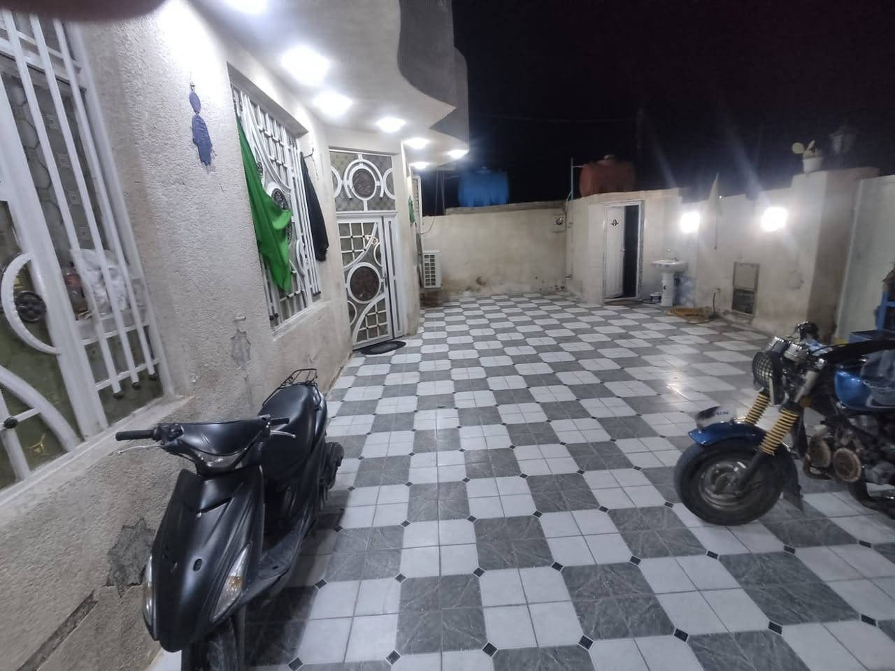 السلام عليكم 
دار للبيع في منطقه 
نواب الضباط مقابيل السياسين 
مساحة البيت380 متر 
متكون من غرفتين وهول داخلي  واستقبال ضيوف  مطابخ واحد حار واحد بارد بناء حديث

***********
