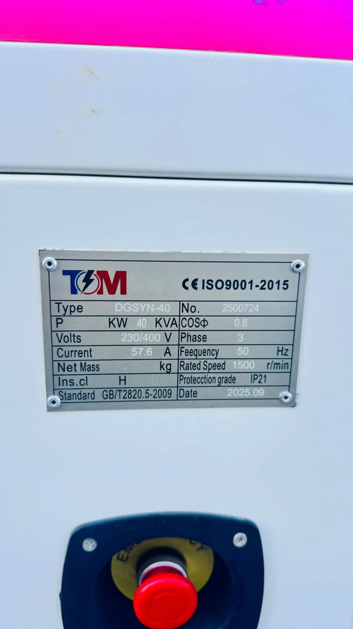 السلام عليكم 
✅مولدة كاتم النوع ازوزة الحجم 40kv
اصلية وتتحمل كافة الضروف 
راس التوليد ستامفورد الاصلي نحاس 100%
1️⃣المولدة مشتغلة 400 ساعه فقط 
✅وبضمان 1000 ساعه يعني باقي 600 ساعه بضمان كاتم 
الملحقات 
خزان وقود بحجم 500 لتر 
المولدة شرط مامفتوح بيها برغي 
كفالة عامه شرط الفحص تاخذ 
السعر 8 مليون دينار 
📍المكان ذي قار /سوق الشيوخ 
***********
