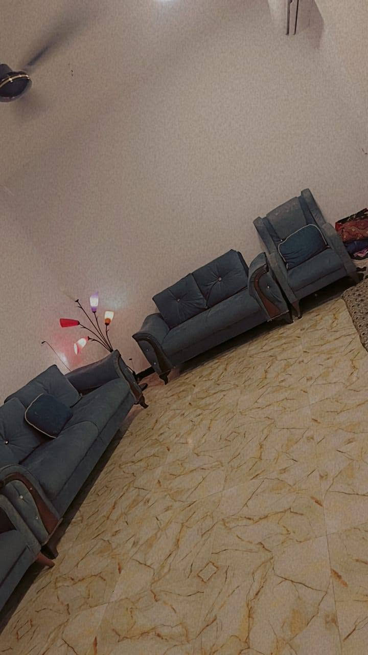 السلام عليكم للبيع المساحه 100 متر10في10 العنوان الشعب حي المهندسين محتوياته
غرفه 5في5
استقبال6في4
مطبخ وحولي وصحيات وانتو بكرامه
للاستفسار خاص او اتصال
*********** 
علما المنطقه كامله الخدمات من ماء وصرف صحي وتبليط وارصفه

