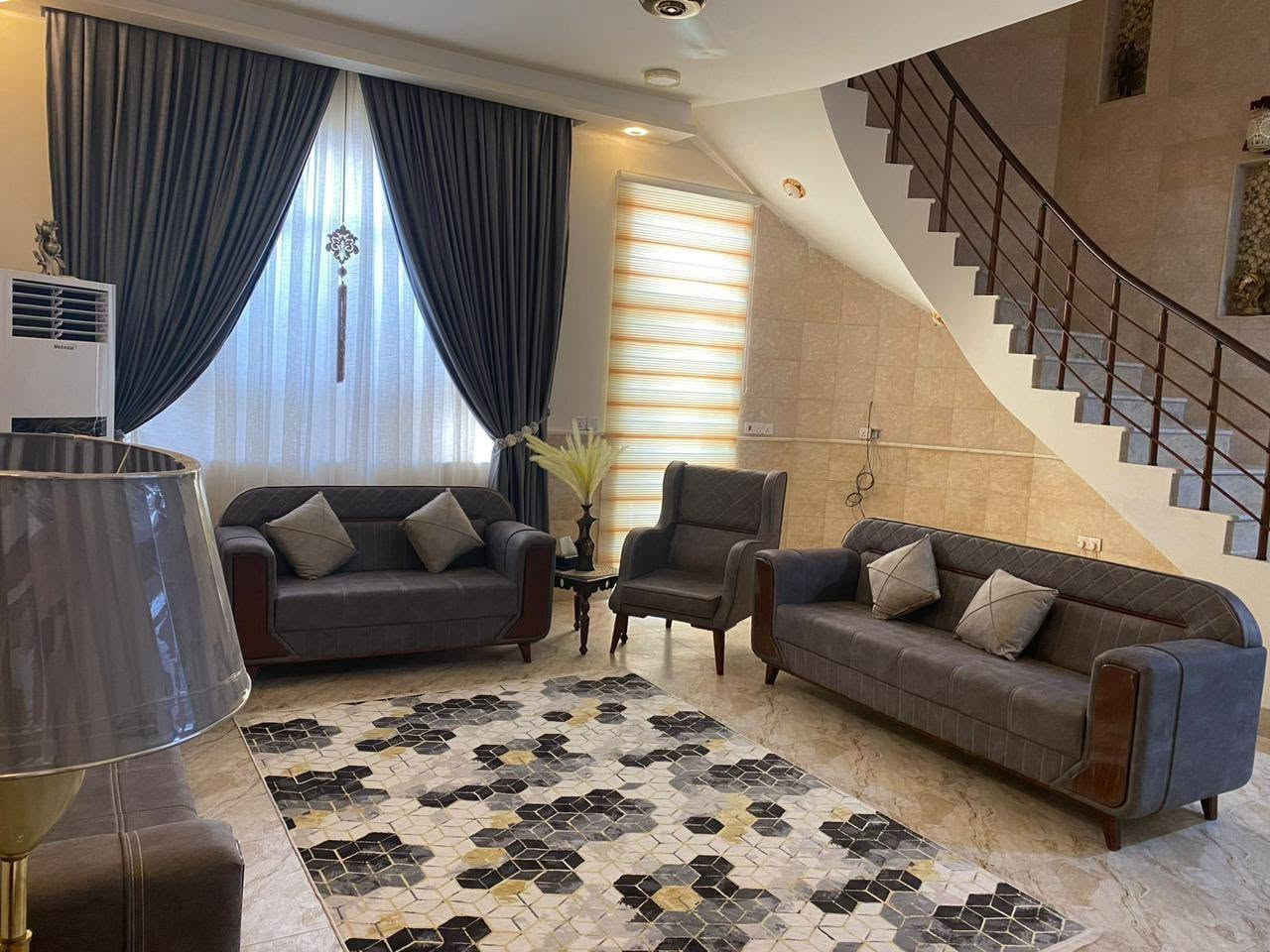 بيت للبيع حي البلديات الاطباء الاخصائيين خلف البنزين خلف سما كربلاء موقع مميز ثاني بيت عن الشارع العام مساحته 250 متر بناء 2024 يباع مع الاثاث خمس غرف نوم بيت  صار استقبال مطبخ صحيات عدد سته ***********
