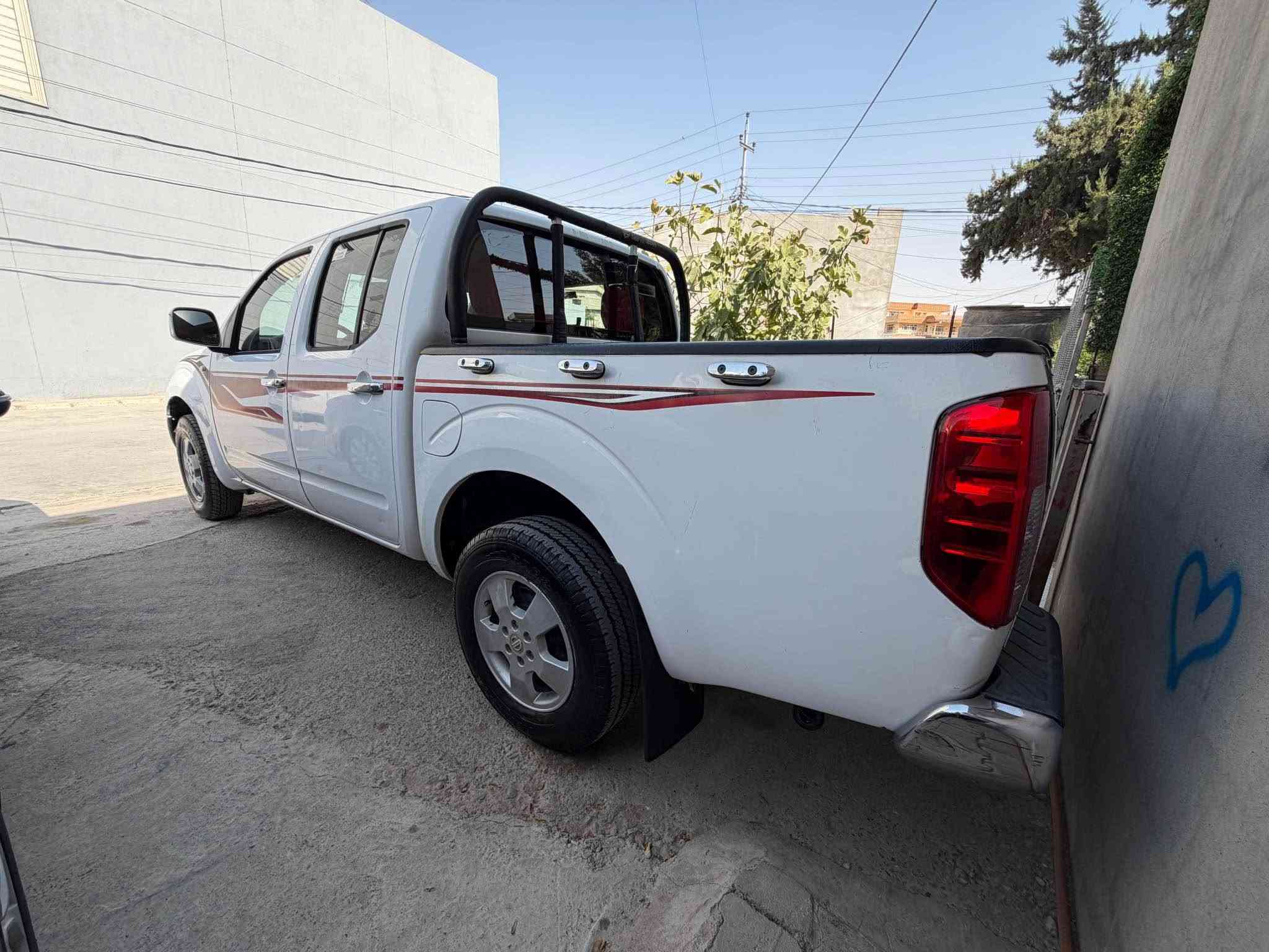 Nissan navara 
مۆدیل ٢٠٠٩ 
بێ بۆیاخە سەیارەکە بەس هەندەک شوخت و ساردی هەیە 
تۆماتیک تەبرید ناو سۆر جام کارەبای 
غاز و بەنزین 
تەحویل بەشەرت حەدادی مەزبوتە 
گێر و مەکینە و کارەبایەتی هەموی بەشەرتە  
نرخی ٩٠ وەرەقەیە و مەجالێکی کەمی تێدایە 
ناونیشان هەولێر 
*********** أربيل, العراق
