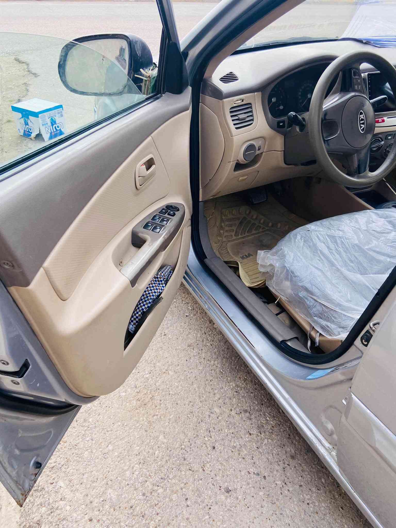 السلام عليكم 
للبيع كيا ريو 
مديل 2012
مكينة ١٦٠٠
تبريد ثلج ❄️ السيارة بيها بارد فقط جاملخين الاماميات وباب السايق كير مكينه خير من الله   والباقي شوف العين 
سنويتها ساقطه بأسمي 
السعر ٧٠ وبيها مجال الاتصال ***********
