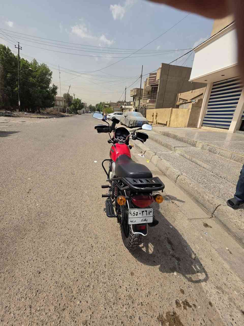 سلام عليكم ▫️
بوكسر موديل 2023▪️
رقم وسنويه بأسمي ▪️
 المحرك مبدل بي جواكيج فقط لا تنقيص ولا تبخير 
سعر 2.0000مليونين وبيه مجال 
مكان بغداد العبيدي شارع 20
هـ***********

