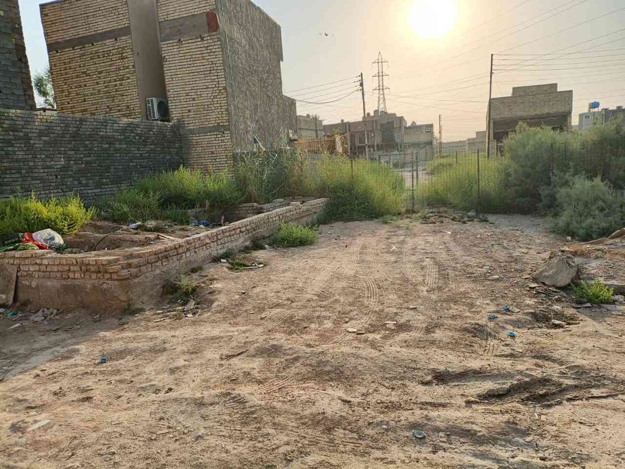 قطعت ارض للبيع او مراوس بسيارة حسب القناعة بسريدات القديمة خلف البزل سند 25 انذار محكمة الكاع بسمي تحويل ثاني يوم مساحت الكاع 100 متر واجهة 10 ونزال 10 ترهم 50 وترهم كامله 100 
منطقة مي كهرباء مجاري نت وحيطبلهة تبليط منطقة سكنية وكامله قرب اشارع العريض الي يودي عجزيرة سياحية
سعر ال50 متر 16 
سعر ال100متر 30 
وبيهن مجال بصيط حك الجية 
*********** واتساب
