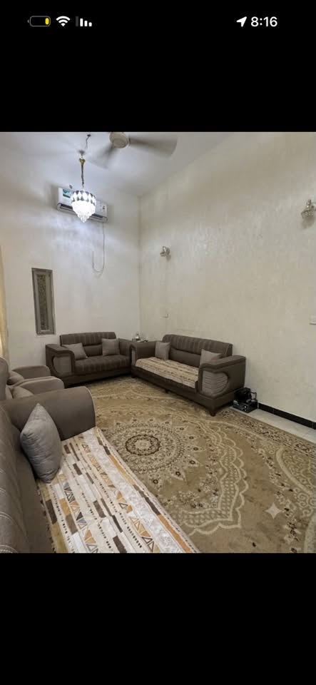 السلام عليكم منزل للبيع المساحه 100 الواجهيه 5 ونص. نزال 20 يحتوي ع صحيات خارجيه ديوان ومنور وغرفه نوم ومطبخ و صحيات داخليه واستقبال والسطح ايزوكام وجاهز لبناء طابق ثاني العنوان ابو الخطيب البهادريه شارع مفقس الفدك السعر٧٧مليون بدون اثاث مع الاثاث 82 للتواصل ***********
