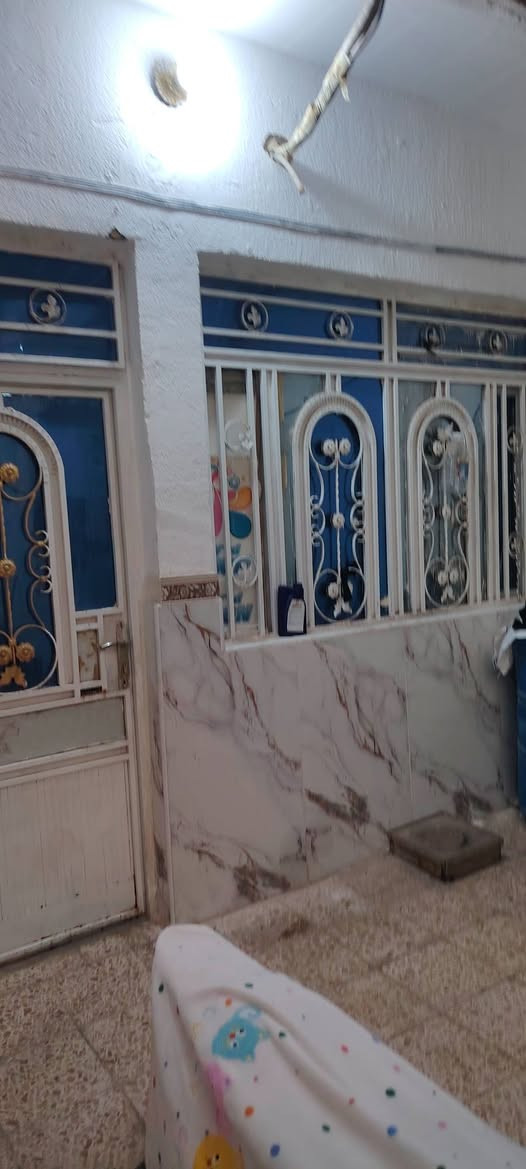 السلام عليكم بيت للبيع طابو مساحة 100 طولانيه طابقين يحتوي طابق الأول علئ مطبخ وصاله وغرفه واستقبال طابق ثاني غرفتين وصاله العنوان العبجيه شارع عشرين للاستفسار واتساب *********** سعر75
