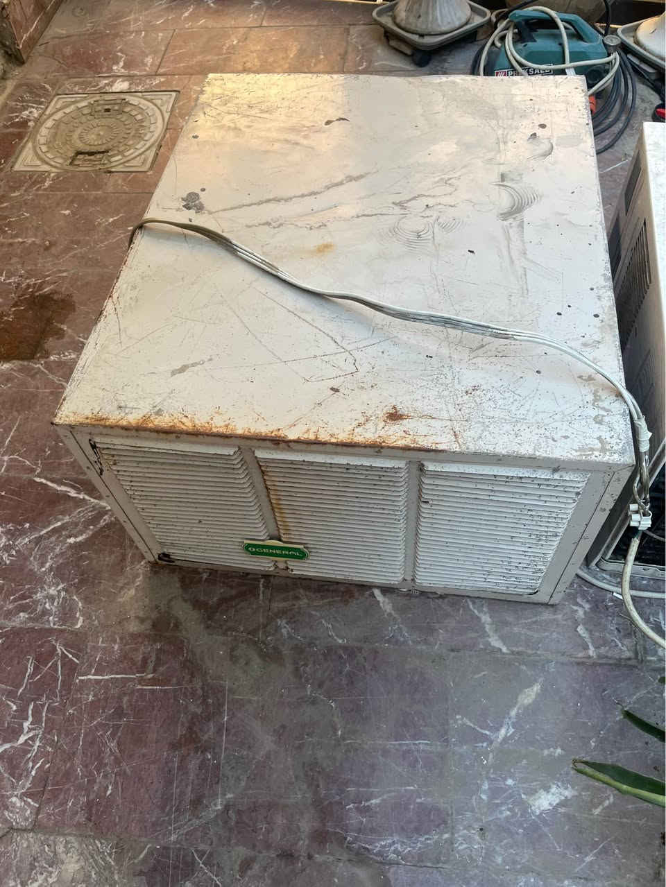 السلام عليكم ورحمة الله وبركاته 
مكيف جنرال ياباني 
بلادي وغاز الشركة 
تبريد ممتاز وعلى الفحص 
السعر ٢٧٥ الف 
الجهاز نقص وجه فقط 
مكاني الاعظمية 
موبايل ***********
مهندس طارق بغداد, العراق
