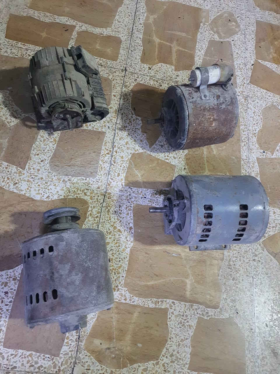 السلام عليكم
اغراض مستعملة للبيع
4 ماطورات مبردة    ابيعهم فحم
3 منظمات غاز    ابيعهم فحم
2 واتربم مبردة    ابيعهم فحم
ماطور مي         ابيعو فحم
كمبريسر سيارة حجمو 6 اسطوانات ابيع فحم بسعر زين
ماطور شغال سعرو 20.000
افحص الغراض قبل لا تاخذهم
مكاني الزهور الاتصال على ***********
