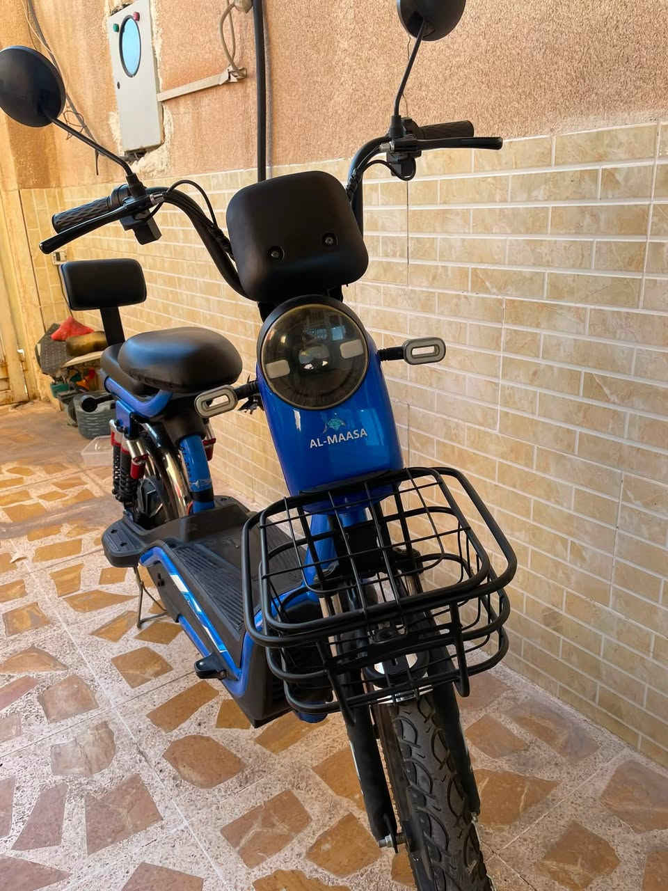 دراجة شحن ألماسة نظيفة جداً 💎
✨ المواصفات:
 🔋 البطاريات: 5 بطاريات أصليات (مبدلات جديد) مع شاحنة ذكية.
 🖥️ الشاشة: الغلاف مال الشاشة غير موجود،بس مماثر  أبداً على الشاشة.
 ⚡ الأداء: 4 سرعات مع مثبت سرعة (تمشي 70).
 🛡️ الملحقات: تحتوي على بصمتين (نظام تشغيل عن بعد وقفل للحماية) مع سويجين اثنين.
💰 السعر: 290 ألف
📍 المكان: أربيل - زانكو 94
📞 للإتصال : ***********
