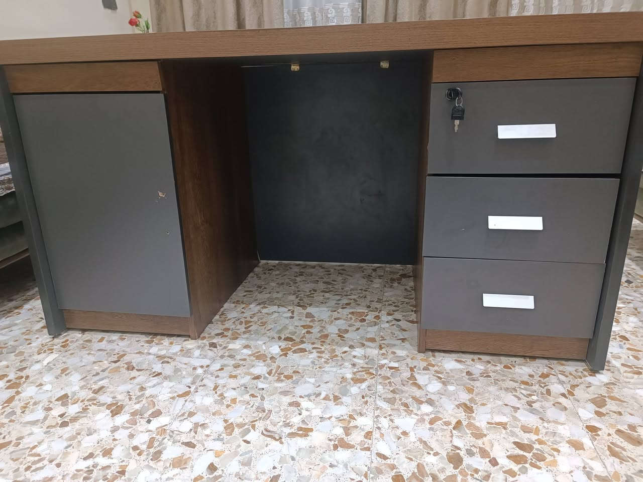 للبيع مكتب إداري فخم بحالة ممتازة جدًا، استعمال نظيف.
تصميم راقي مع واجهة ديكورية، بيه 3 جرارات بقفل وخزانة جانبية، وسطح واسع مناسب للإدارة أو الشركات أو العيادات. المكتب متين وجاهز للاستخدام بدون أي مشاكل. 
قياس 140×70
السعر 125 وبي مجال ملاحظة بي نقص فقط يدة للخانة يسرة
الموقع: (بغداد الدورة)
للاستفسار راسلني خاص او رقم ***********

