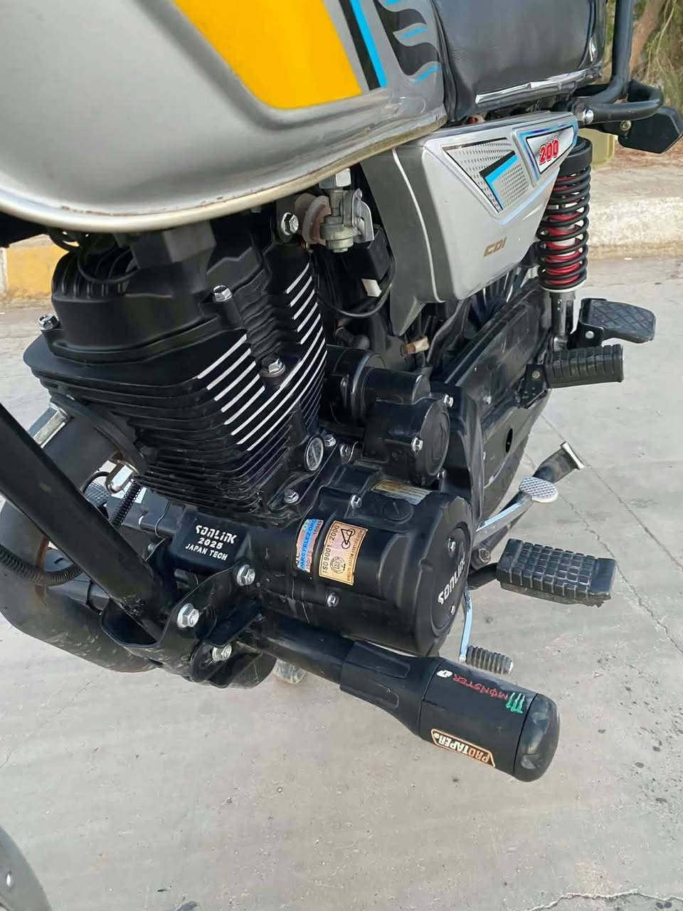 ماطور سونلك موديل 25 محرك 200 محرك اسود شلعه و معدل فول مواصفات فول السعر 850 وبي مجال 
مكلف بل نشر رقم صاحب الدراجه ‏‪***********‬‏
مكان الدراجه حي العسكري
