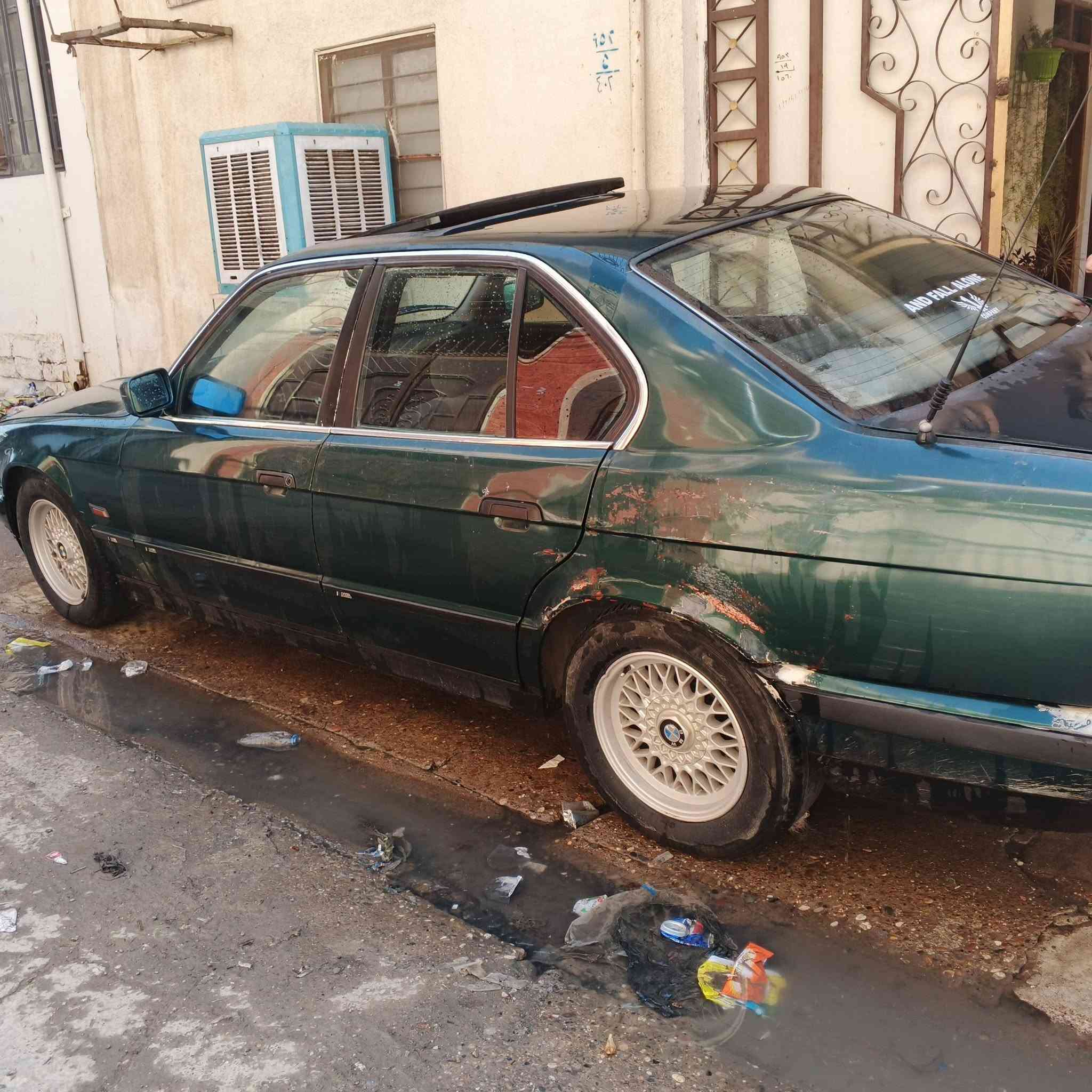 سياره للبيع بي م موديل 1991هزه كامله   يعوزلها 250الف او300الف علا تحويلها السعر 35ورقه و بيها مجال /***********/***********
