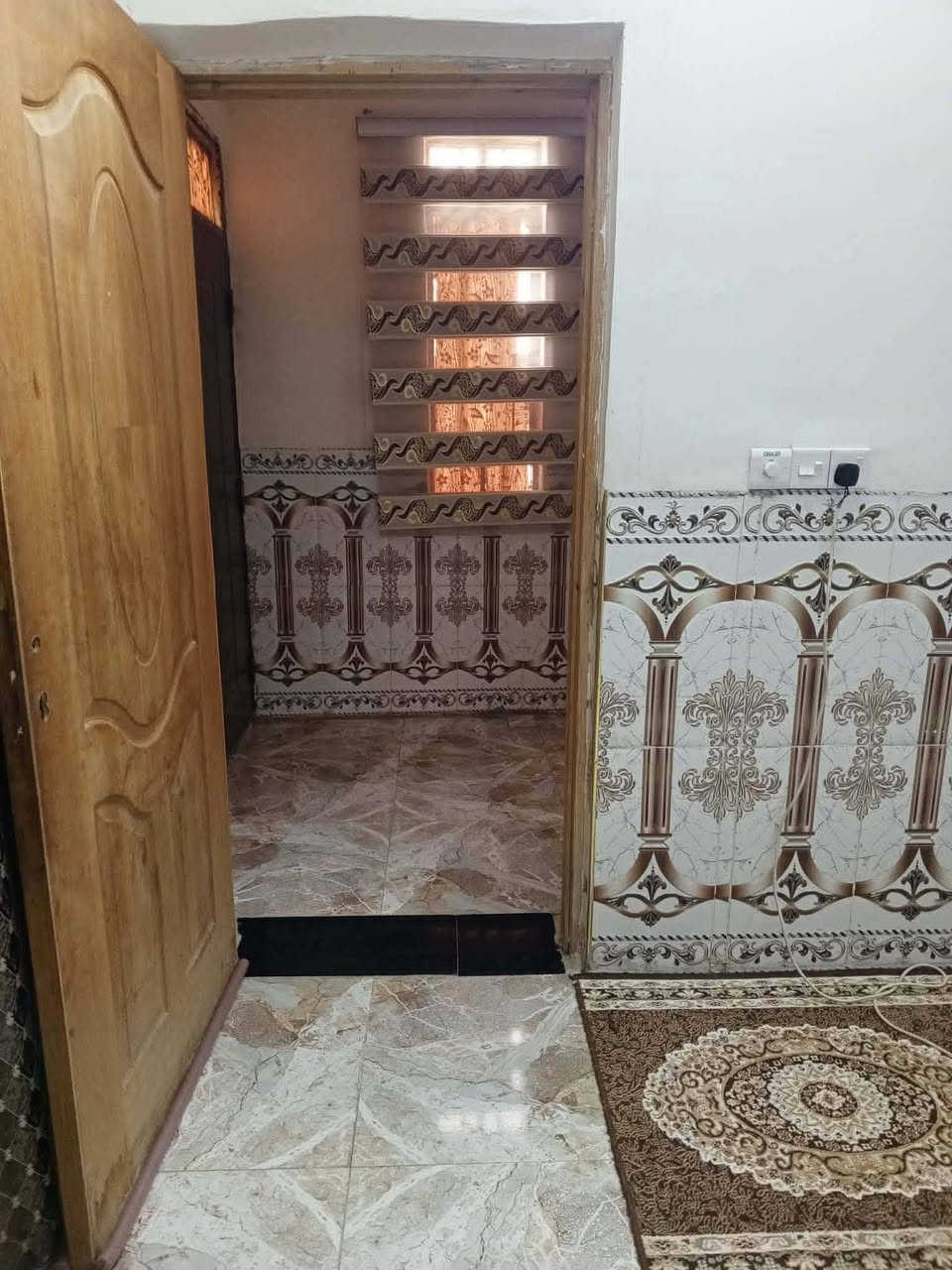 بيت البيع مساحة 300 طابو زراعي 25  العنوان البيت نهايت شارع 30 علا نهار ثعبان والشارع قيد النشاء انوهه الشارع قيد النشاء يتكون البيت من غرفه نوم وصاله وستقبال ومطبخ وحماد داخلي وخارجي وترك خلف وممر دار البيت وغرفه مفتوحه عل صاله بناء بلوك سكف عكاده سيراميك البيت ارضيه وجدران البيت حالين فارغ السعر 28 وبي مجال بسيط مستعجل عل بيعه الرقم *********** وتساب بي
