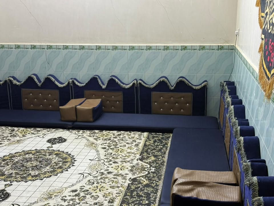 تخم جلسة عربية ١٦ متر للبيع اللون والنظافة كما في الصور
السعر ٢٠٠ الف دينار 
المكان : النجف حي النفط 
للتواصل واتساب فقط
***********
