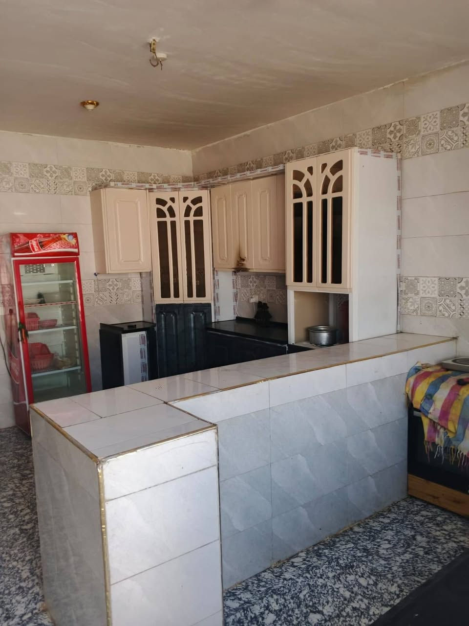 بيت للبيع مساحه300غرفتين نوم صاله سقبال ومطبخ حار وبارد مزاحم من كلشي حديقه عنوان زبيديه قرب ملعب هشام شارع عميد مزاحم=***********
