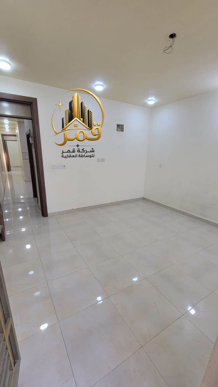 🏠 للإيجار في السيدية | مساحة 125م²
✨ مشتمل طابق أول فوق الأرضي | نظيف جداً | معزول عزل تام

يتكون من:
🛏️ غرفتين نوم
🛋️ صالة
🍳 مطبخ
🚿 خدمات
🌤️ مناور عدد 2
🏡 سطح
بدل ايجار💰💰 الف💵💵
📞 للاستفسار والتواصل: ***********
📲 متوفر واتساب

🏢 مكتب قمر للوساطة العقارية
📍 العنوان: مدخل شارع الآمن

🔑 تتوفر لدينا كافة عروض الإيجار والبيع في منطقة السيدية
💰 وبحسب كافة الميزانيات

نص مكتوب في الصور:
- شركة قمر للوساطة العقارية