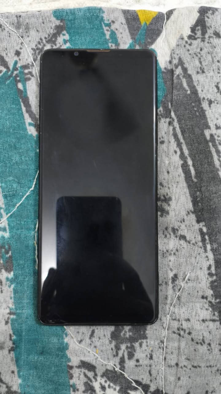 السلام وعليكم ، تلفون Sony Xperia (SO-51B) 
المساحة 256 الرام 12
المعالج Qualcomm Snapdragon 888 5G
شاشة 120 هرتز
بطارية 4500
السعر 150 وبي مجال بسيط حك الجية الاستفسار على الرقم 
***********
