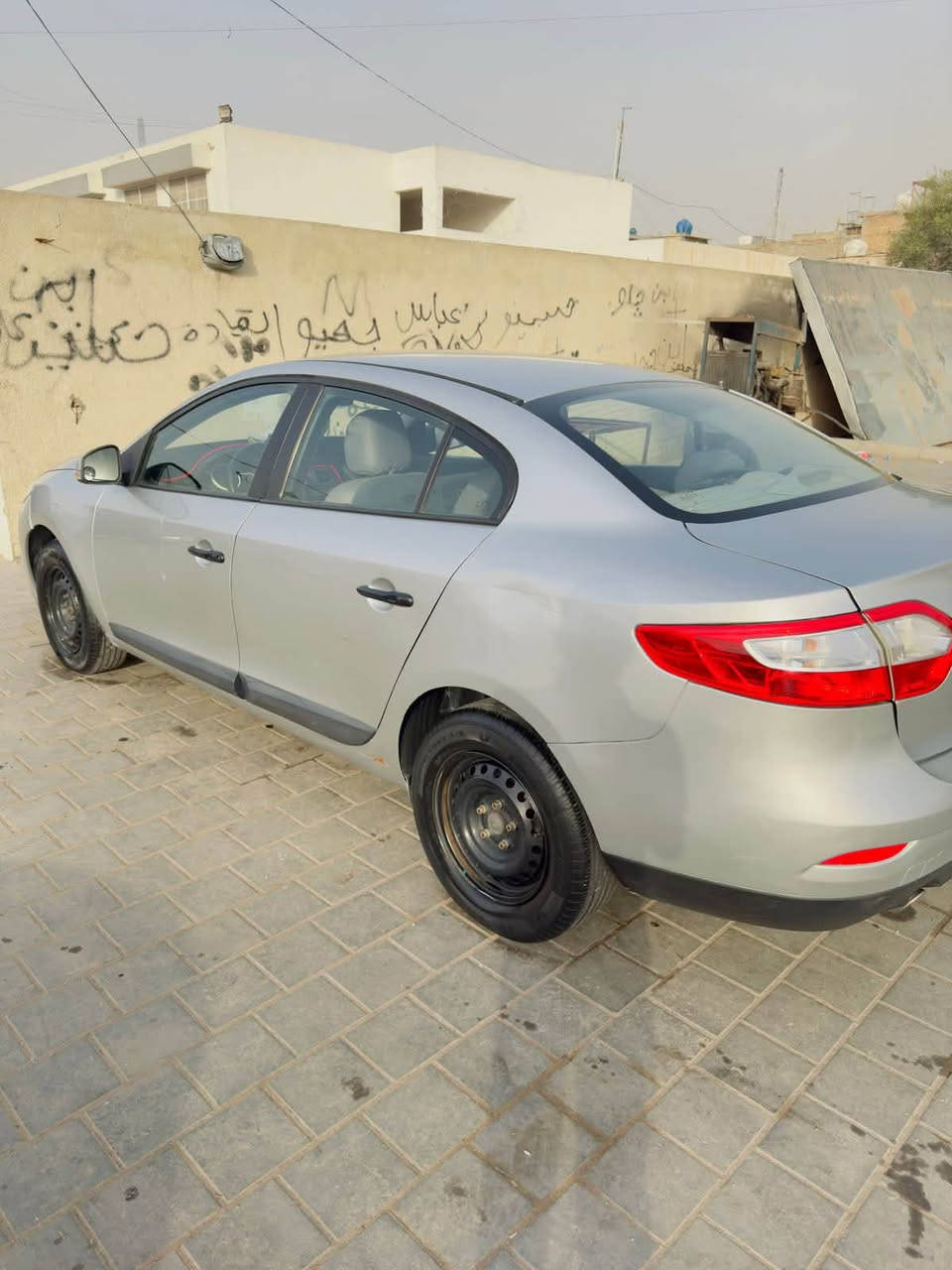 السلام عليكم 
سيارة رينو فلونس موديل 2016
حرة تحويل مباشر 
سنوية جديدة 
السيارة بحالة جيدة وعليه صيانة كاملة
تدفئة وتبريد خير من الله
دهن كير ومحرك جديد
منظومه زنون لايت
وشاشة اندرويد
السيارة ماشية 190
مصبوغة عام بسب الجراد 
مستعجل على البيع
السعر 60$
العنوان / بغداد
التواصل ع رقم الهاتف
***********

