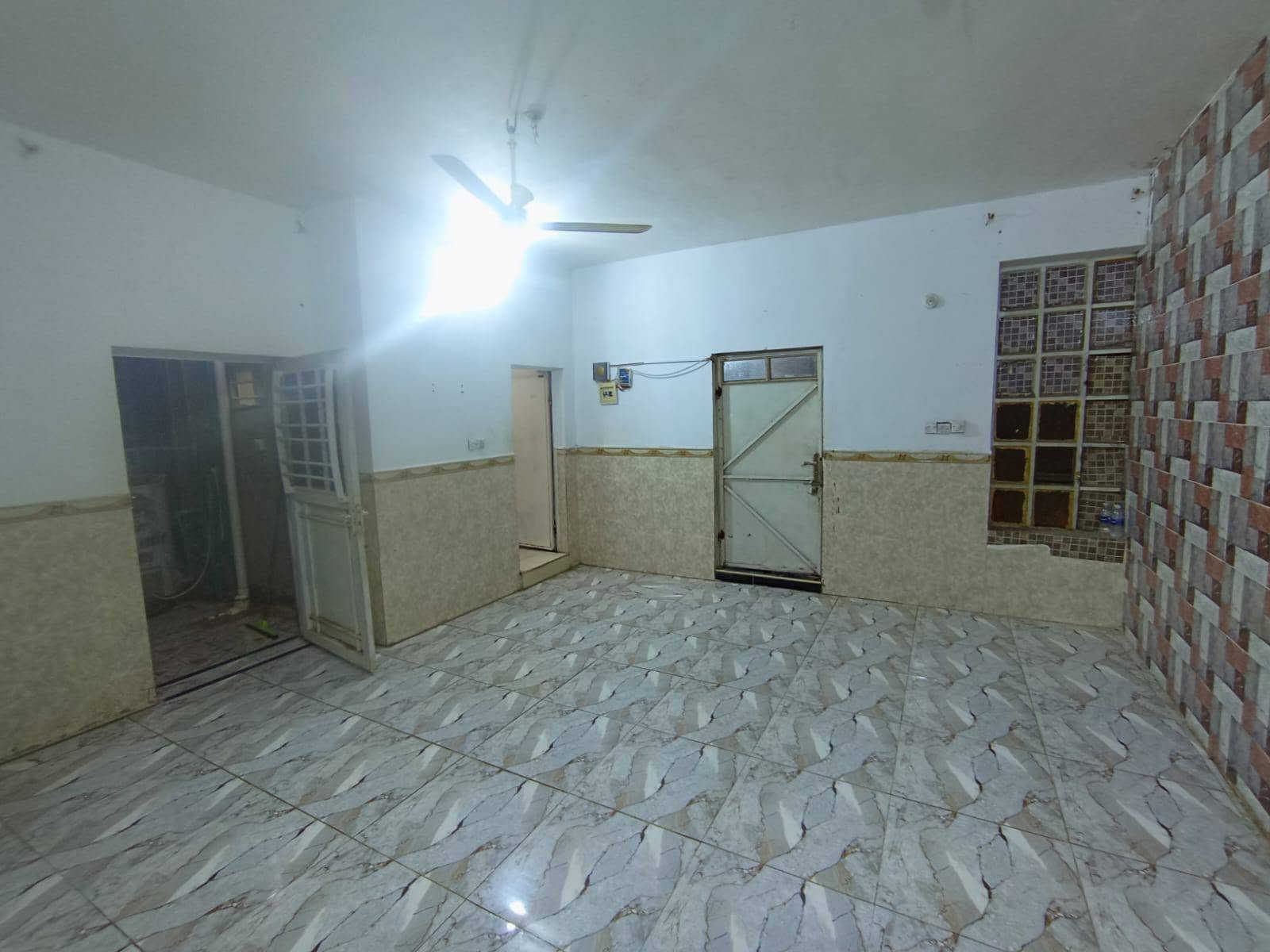 مشتمل للايجار طابق اول درج خارجي معزول غرفتين وصاله وحمام ومطبخ وسطح سيراميك الزراعة شارع 60مقابل محطة وقود الرماح ايجارها 250هاتف ***********

