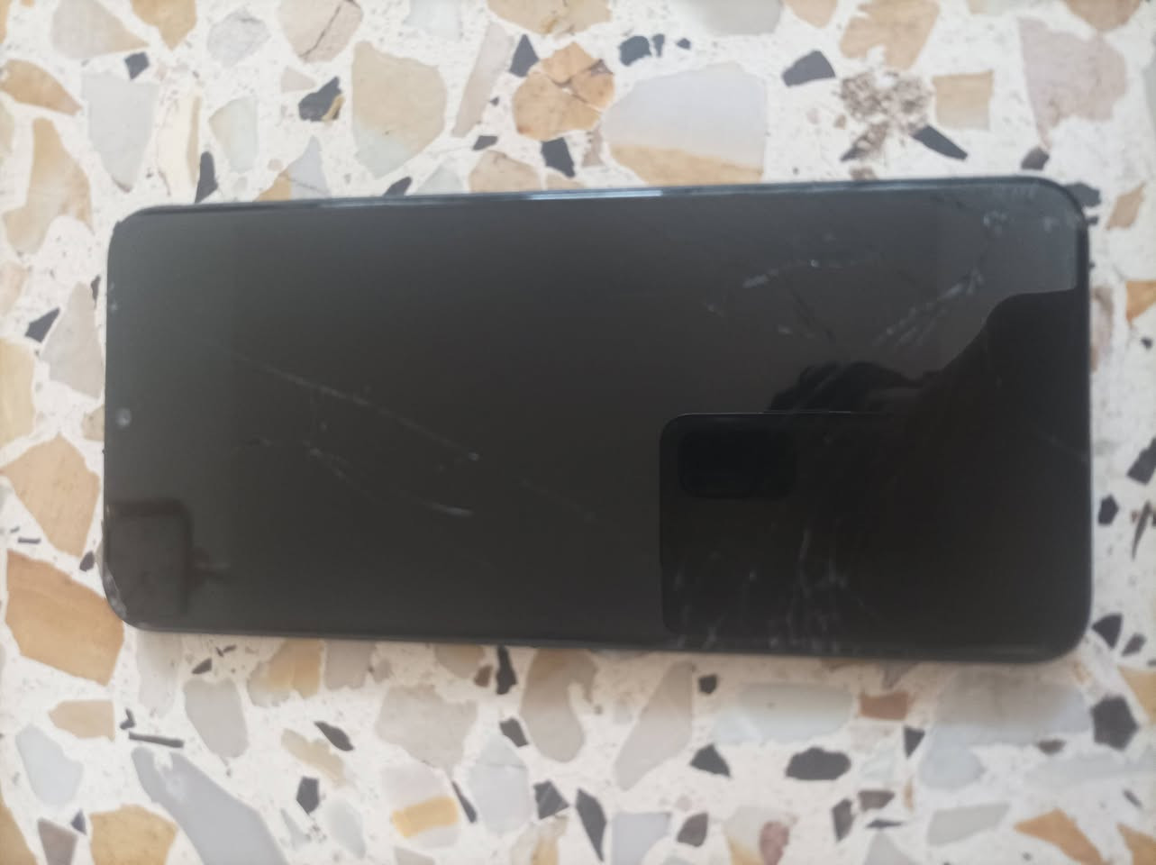 للبيع موبايل اسمه ايتل A50 جهاز نضيف و كله شغال مابي شي بس فطور بل شاشه ومامئثر عل لمس ابد ذاكره 64 و عشوائيه 4  مامصلح ابد سعره 50 مكاني بغداد الحسينيه مال الراشديه رقمي *********** بي واتساب شراي اتصل
