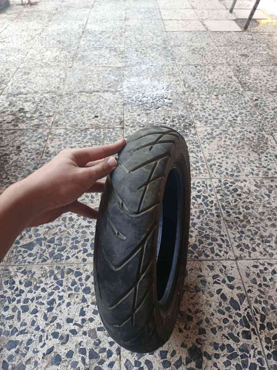 السلام عليكم للبيع دبل ماكس خلفي جديد بعده بجيس سعر 10 وبيه مجال وعندي جوزه مال ماكس بلاديه كلشي يشتغل بيهه سعر4 وعندي تاير ماكس خلفي بعده جديد بيه بس فتيله وحده سعر 10وعندي كلج خلفي مال ماكس بعده بجيس بلادي سعر 10 رقم *********** مكاني قطاع 30 شارع المدارس
