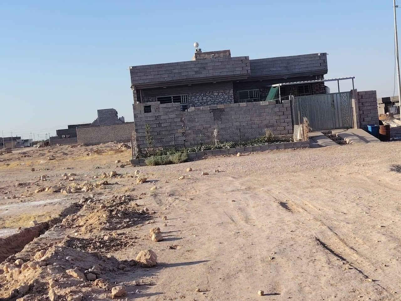قطعتين أرض للبيع ركن وبصف الركن  في حديثة طابو صرف خلف دار الأستاذ شهاب احمد ساير 
مساحة القطعتين: 518 متر
السعر:23مليون قابلة لتفاوض 
للاستفسار الاتصال على الرقم 

((***********))

عنوان المكتب: الأنبار حديثة حي العسكري مقابل أسواق علي نصيف

