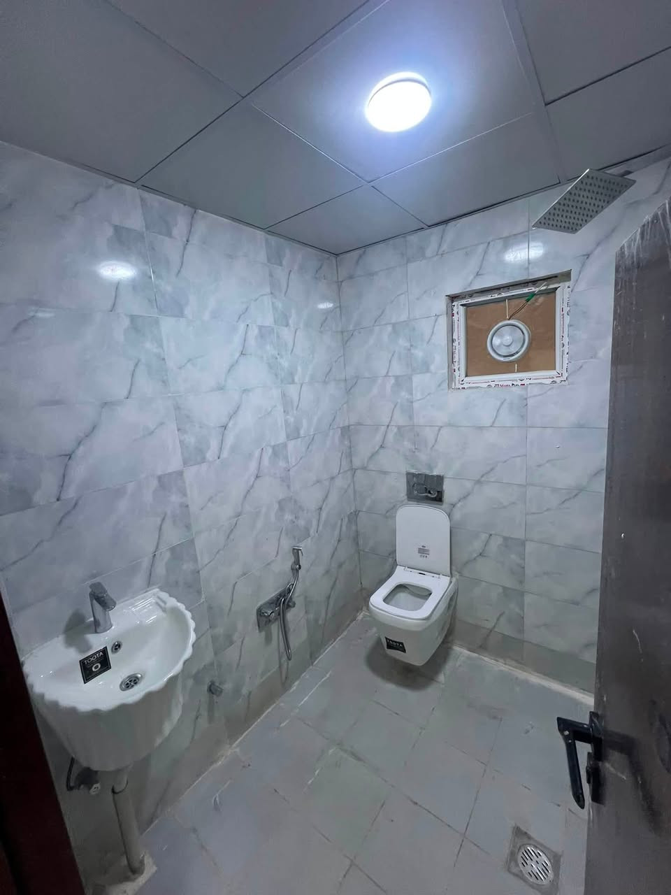 للإيجار في السيدية – وحدات سكنية جديدة (زيرو)
📍 المساحة: 150 متر
✨ وحدات سكنية حديثة، كل طابق مجهز بكاونتر مطبخ.

🔹 الطابق الأرضي:
غرفتين نوم + صالة + مطبخ + خدمات
💰 الإيجار: 900 ألف

🔹 الطابق الأول:
غرفتين نوم + صالة + مطبخ + خدمات
💰 الإيجار: 850 ألف

🔹 الطابق الثاني:
غرفتين نوم + صالة + مطبخ + خدمات
💰 الإيجار: 800 ألف

📞 للاستفسار والتواصل***********-***********

🏢 مكتب الرواد للتطوير العقاري
